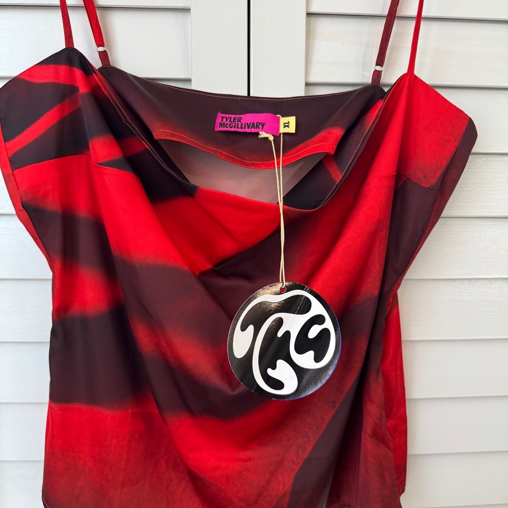 NWT Tyler McGillivary Charlie tank in magnified rose print XL red black - Picture 2 of 7